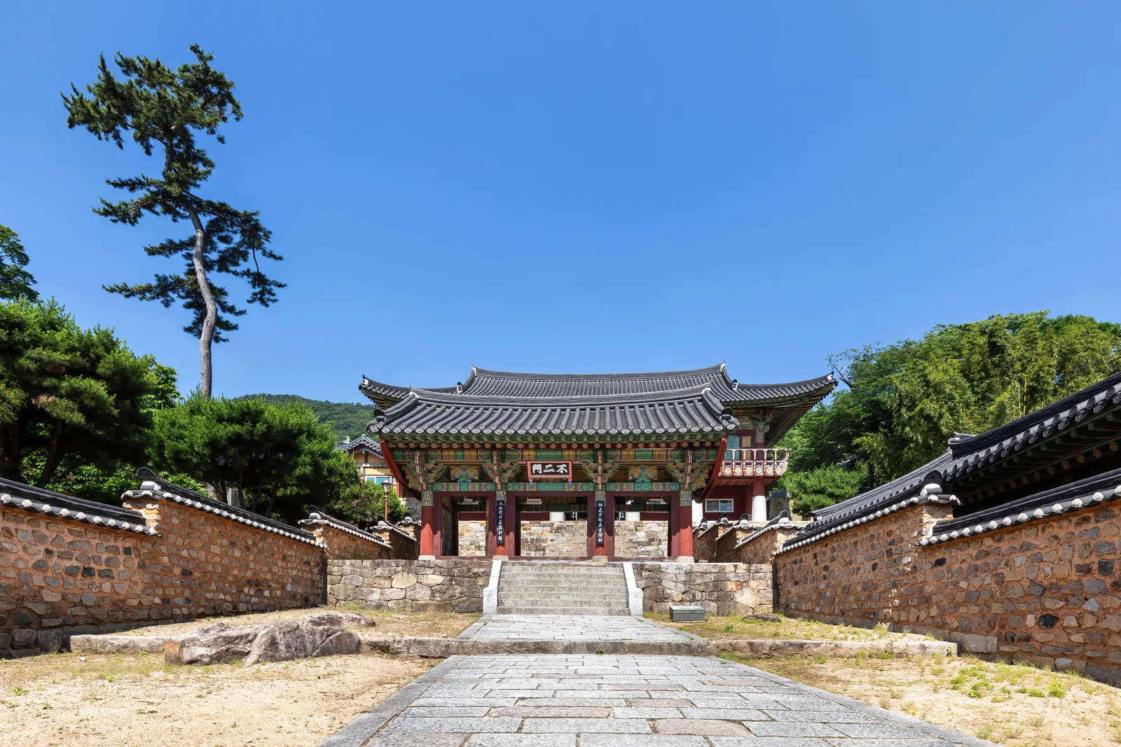 Portão Burimun de Beomeosa ao lado de um pinheiro