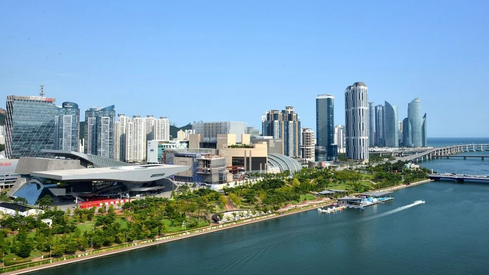 Vista de Centum City com edifícios, rio e áreas verdes em Busan