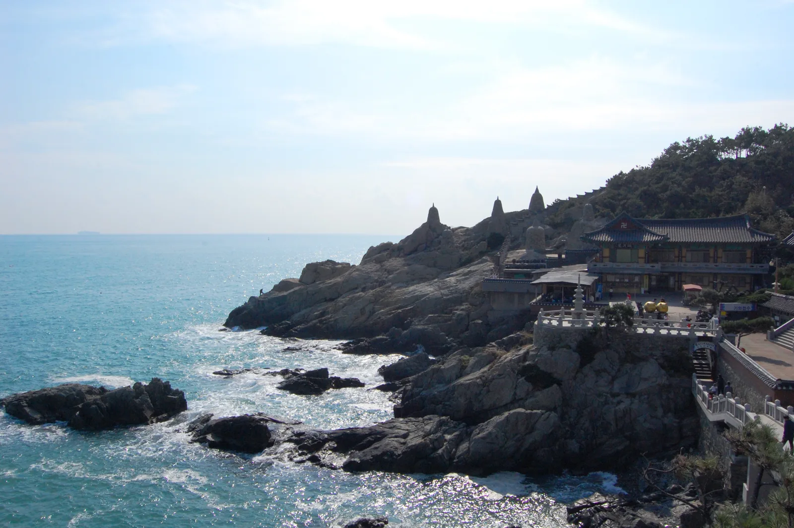 Pavilhões de Haedong Yonggungsa sobre a costa rochosa, com o mar ao lado do templo